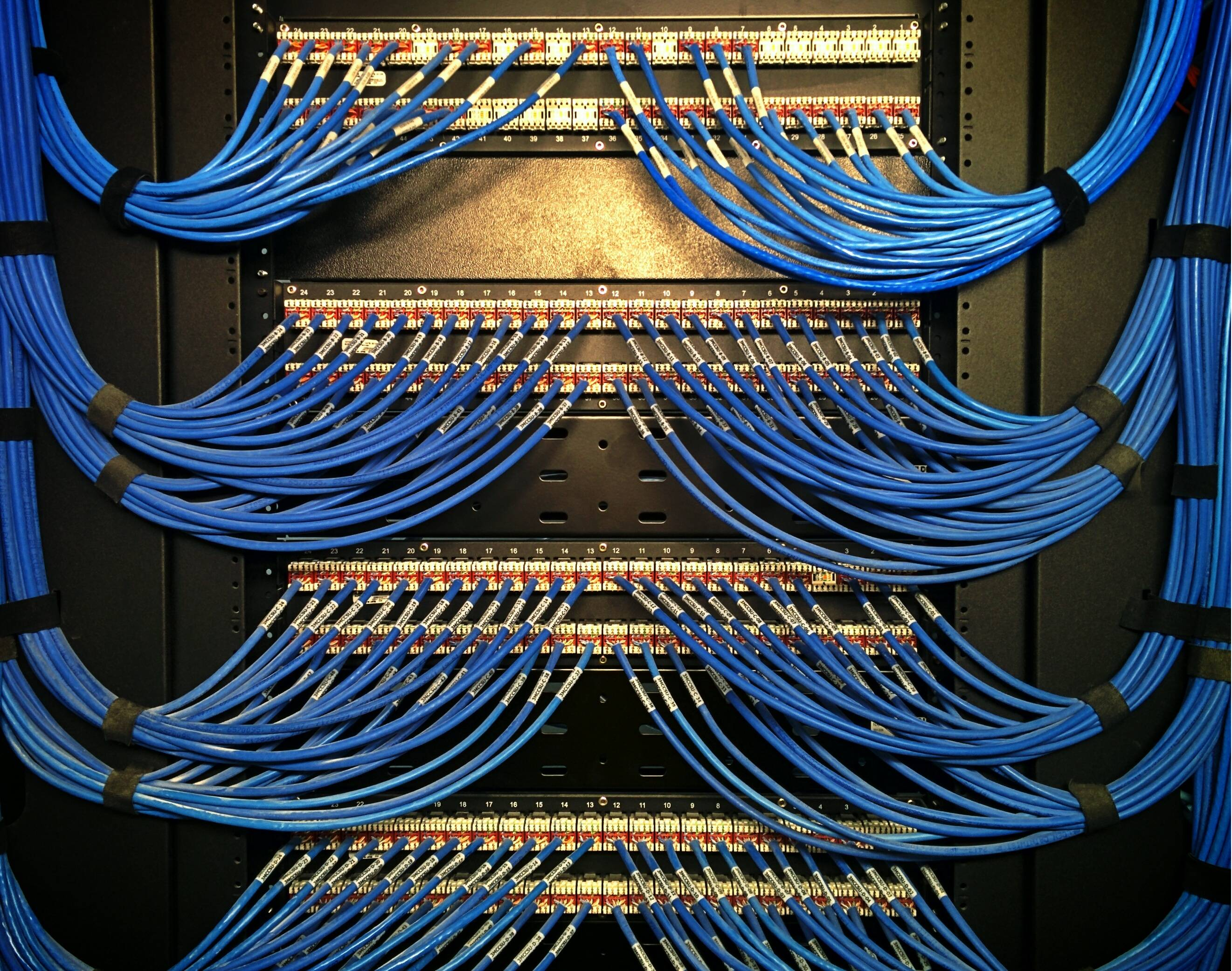 Cableado azul y paneles en rack