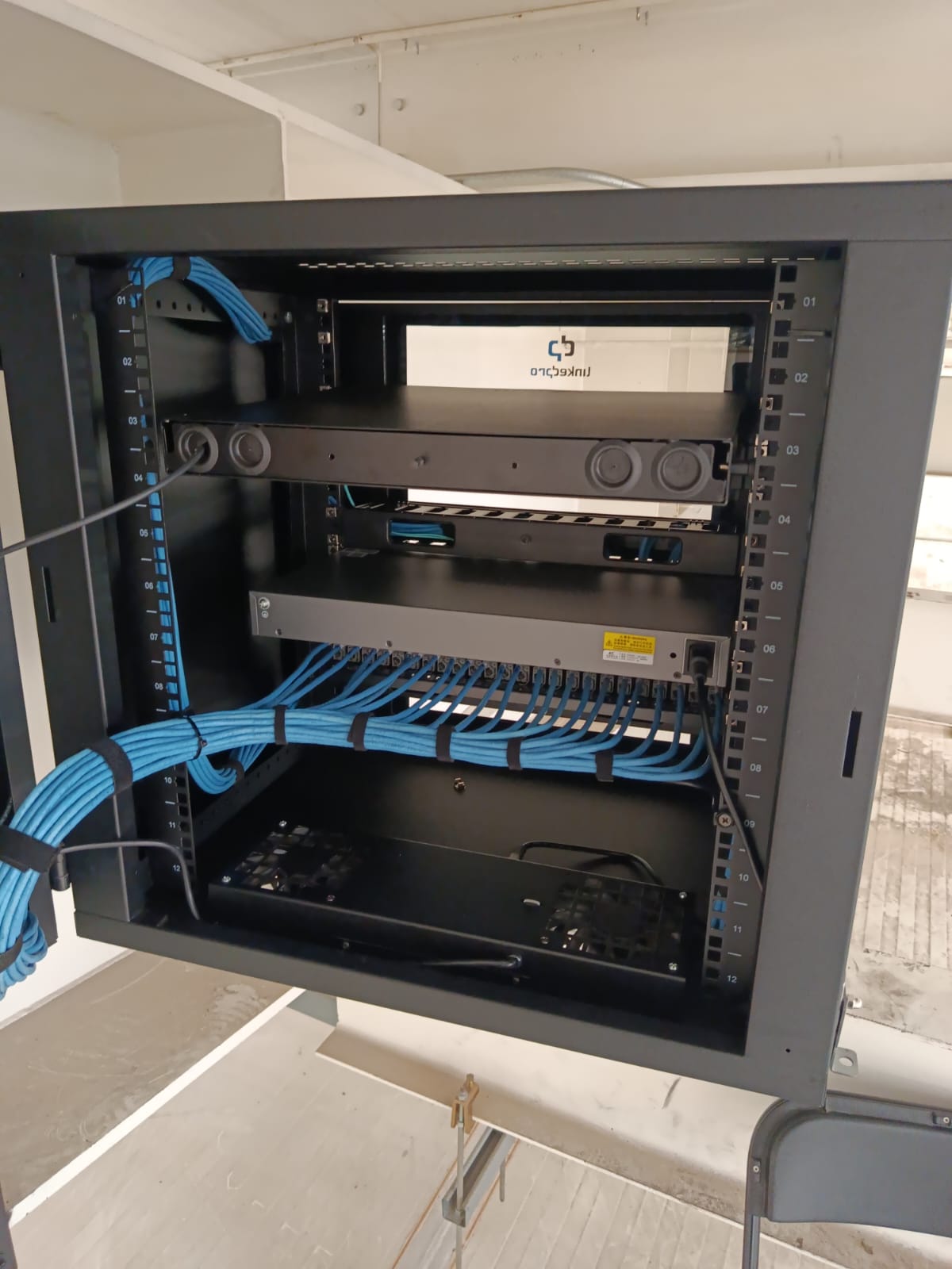 Gabinete de comunicaciones con equipos y conexiones de cableado