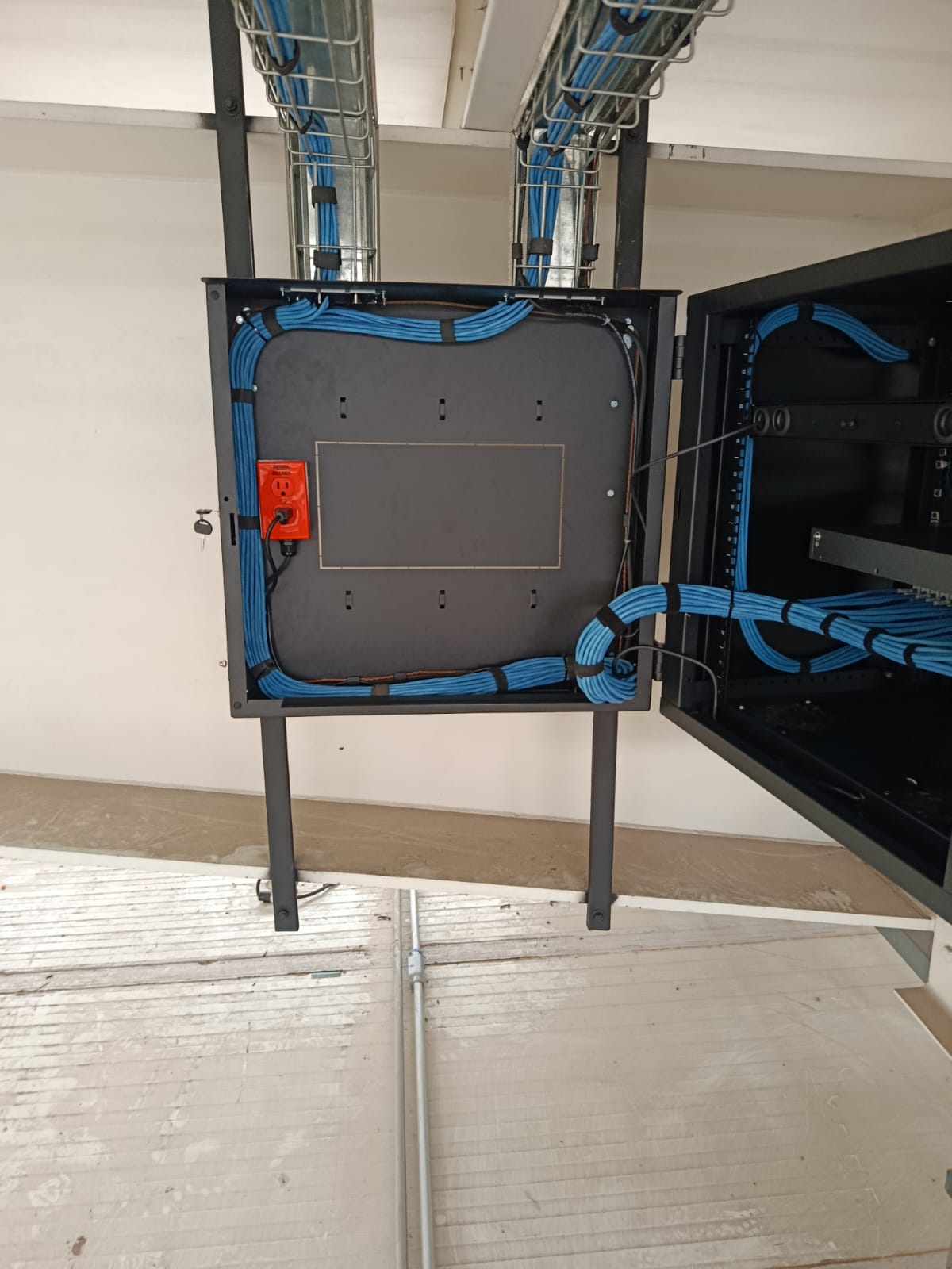 Gabinete de comunicaciones con equipos y conexiones de cableado