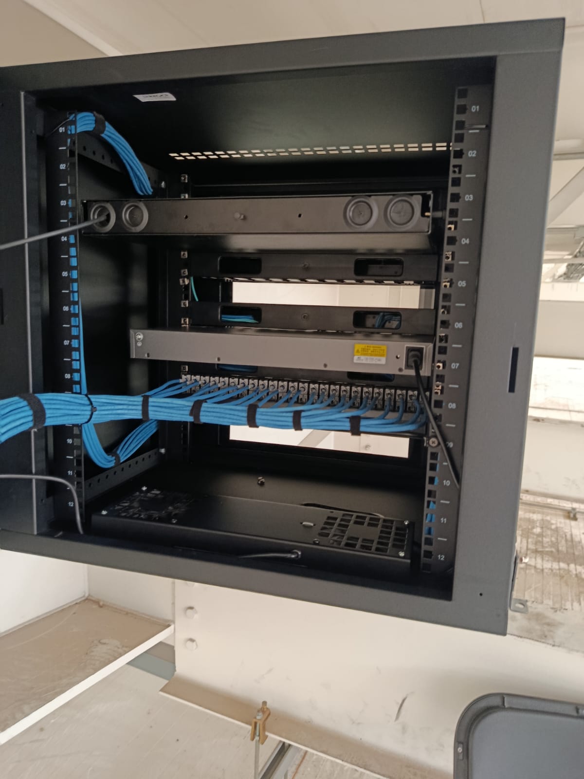 Gabinete de comunicaciones con equipos y conexiones de cableado