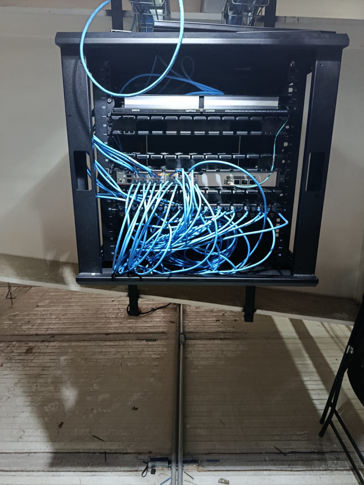 Gabinete de comunicaciones con equipos y conexiones de cableado