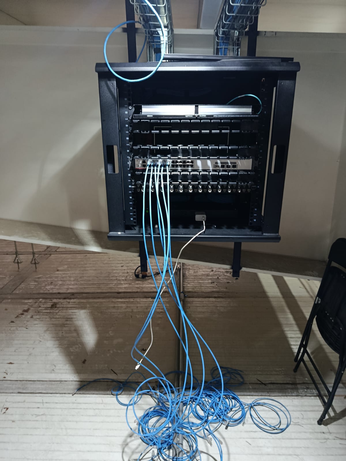 Gabinete de comunicaciones con equipos y conexiones de cableado