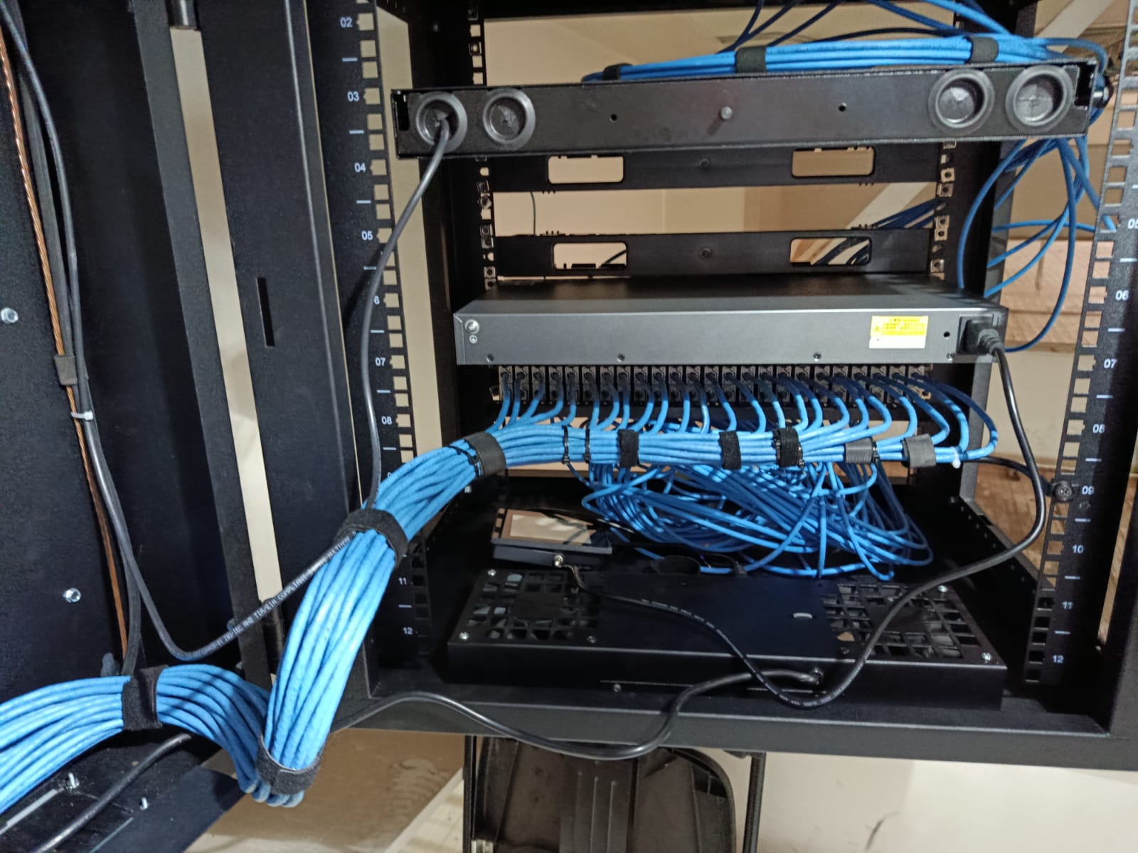 Gabinete de comunicaciones con equipos y conexiones de cableado